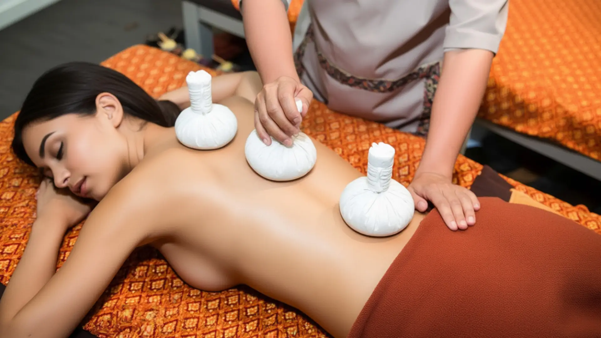 ハーバル・コンプレス・マッサージ | Nakee Thai Massage
